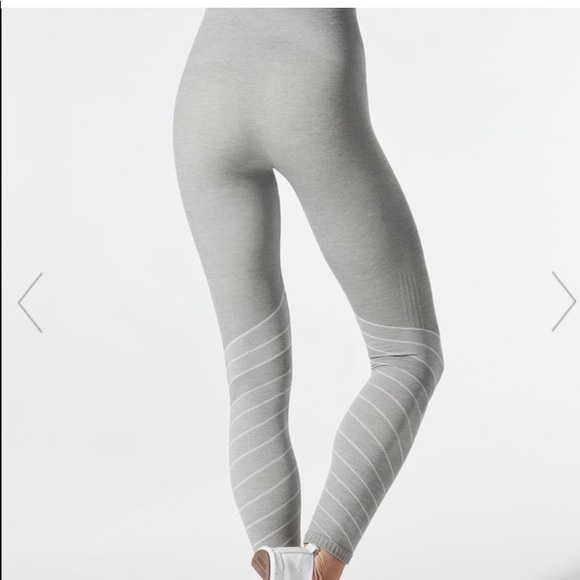 Size L in soft grey - Picture 2 of 6